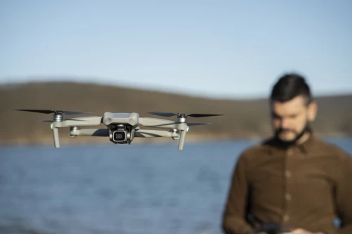 homme-flou-a-coup-moyen-avec-drone-a-l-exterieur