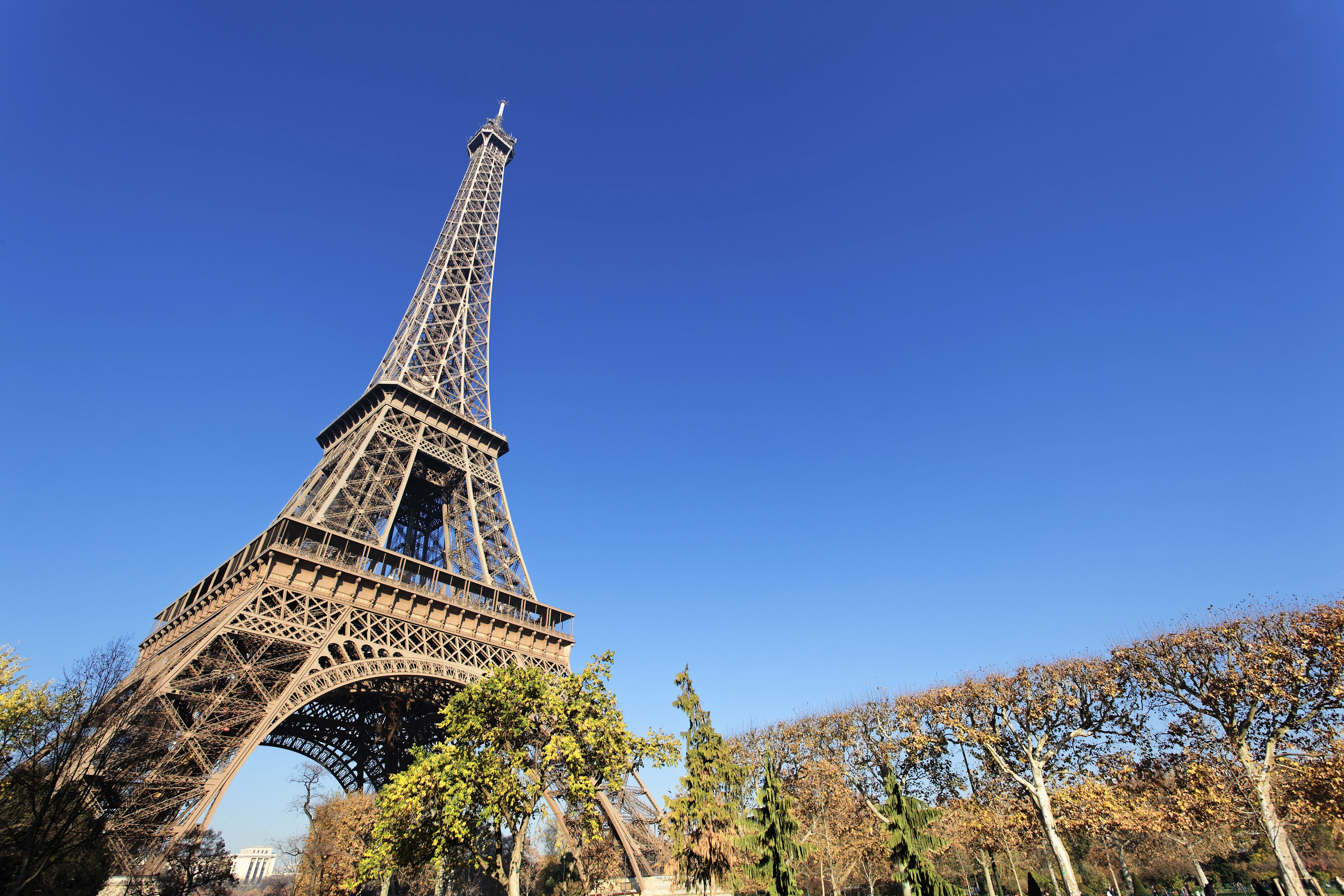 la-celebre-tour-eiffel-a-paris-en-automne